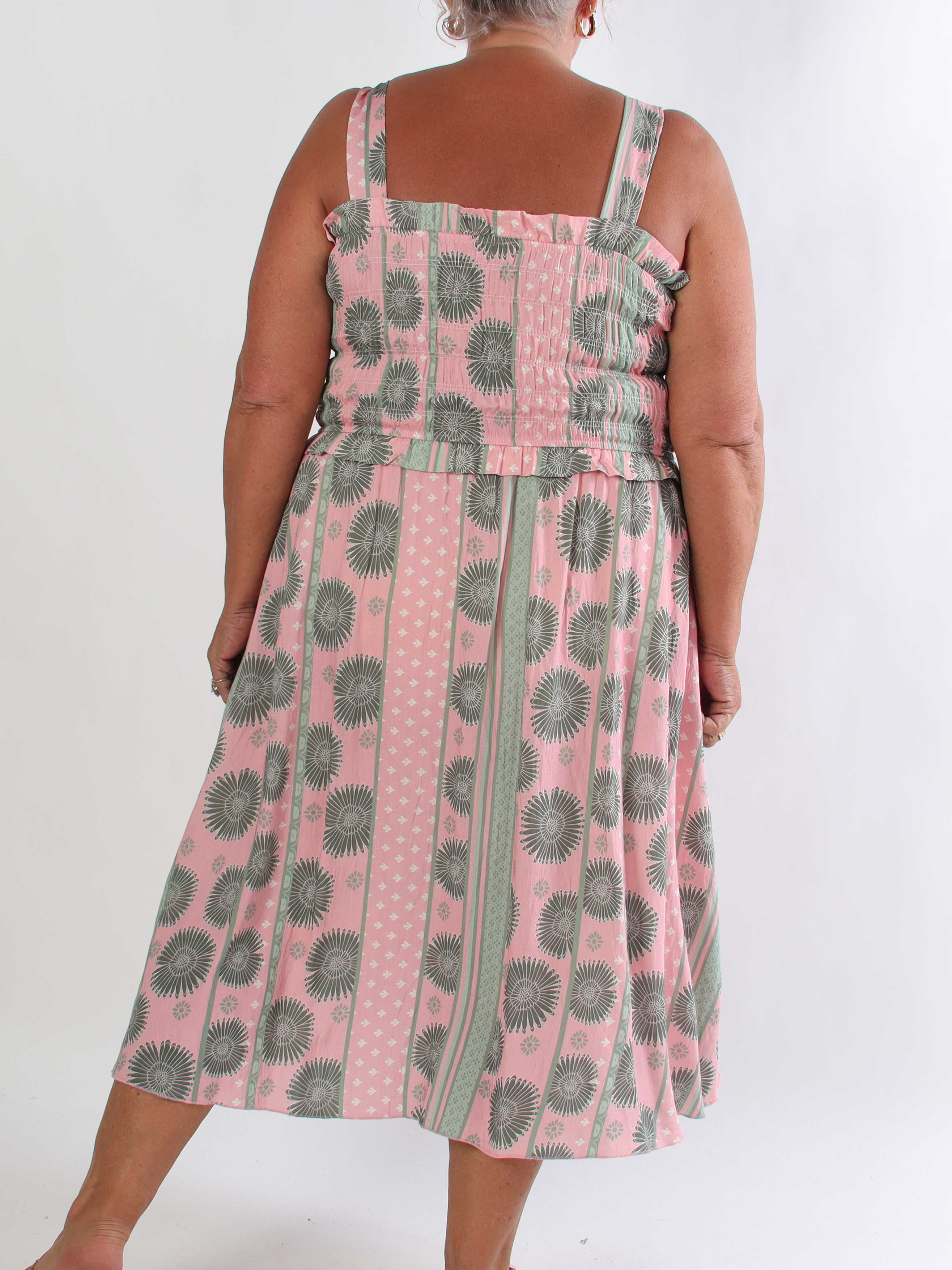 Marisol Sunburst - Plus size sommarklänning i viskos med smock över bröstet